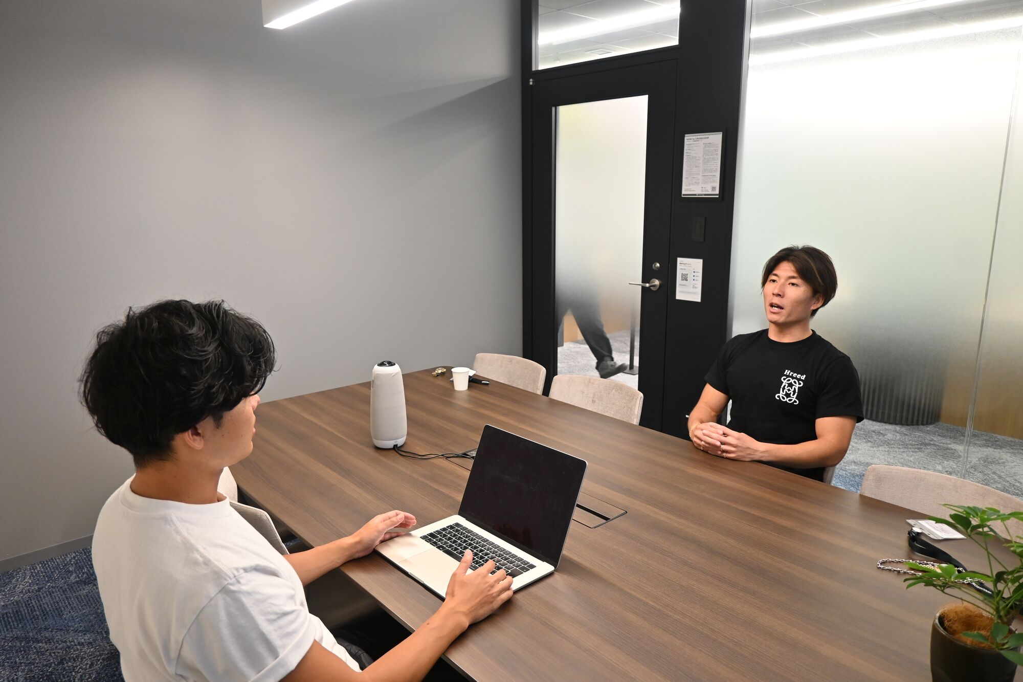 打ち合わせをするHreedのメンバー