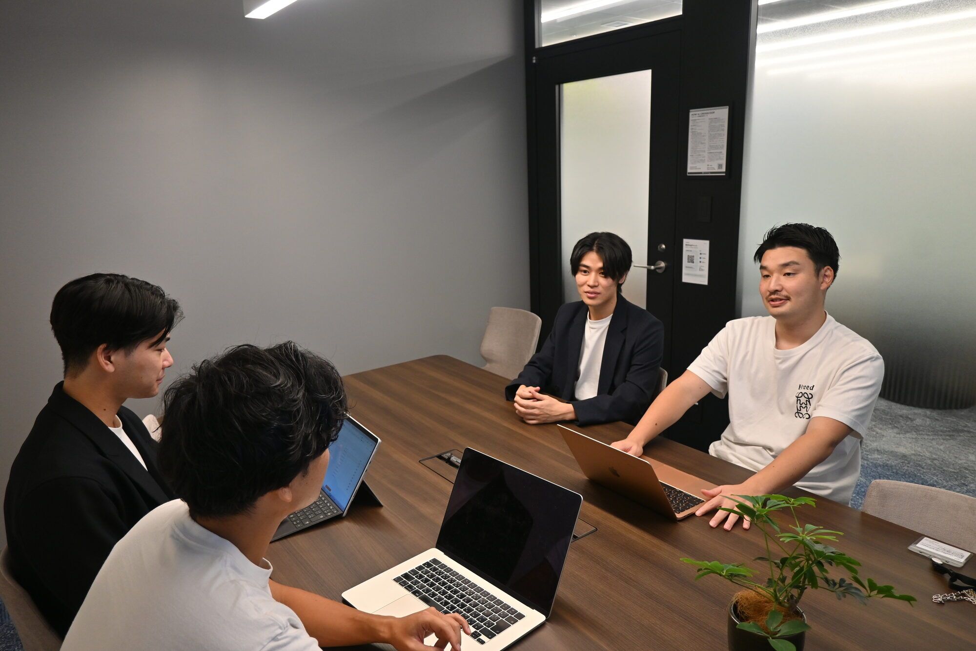 会議室で打ち合わせをするHreedのメンバー
