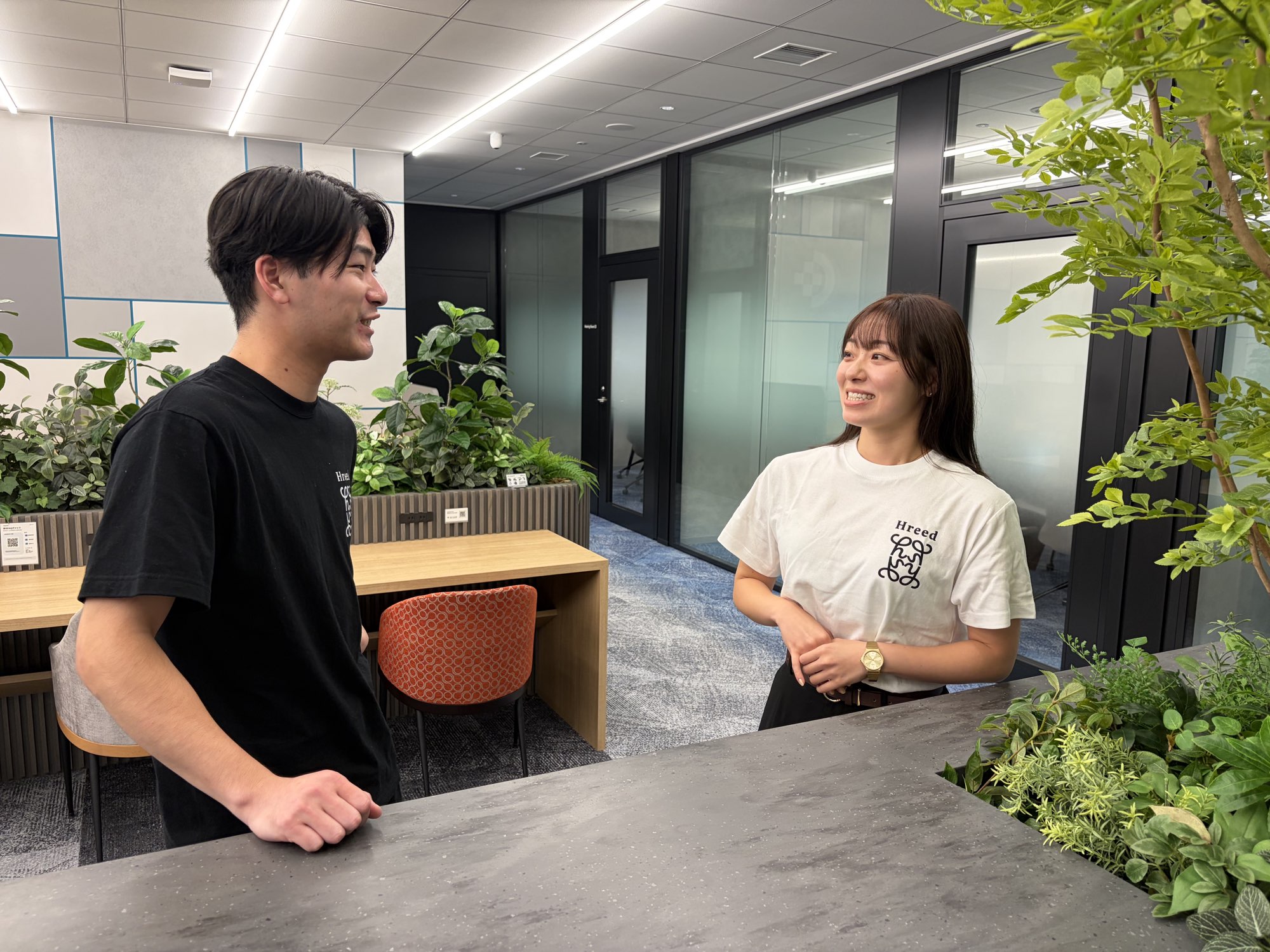 オフィスのラウンジで会話するHreedのメンバー